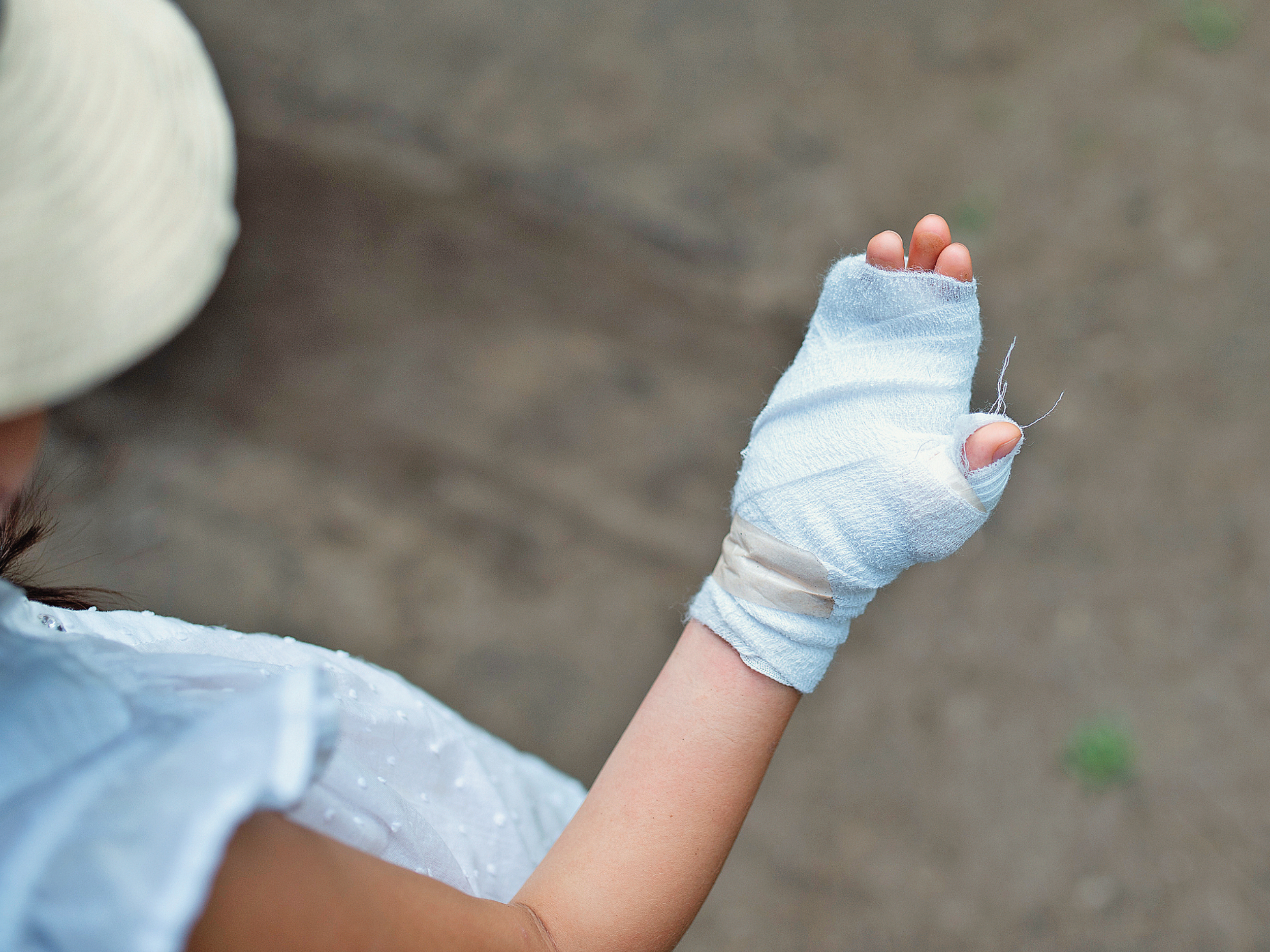 ein Kind mit einer bandagierten Hand
