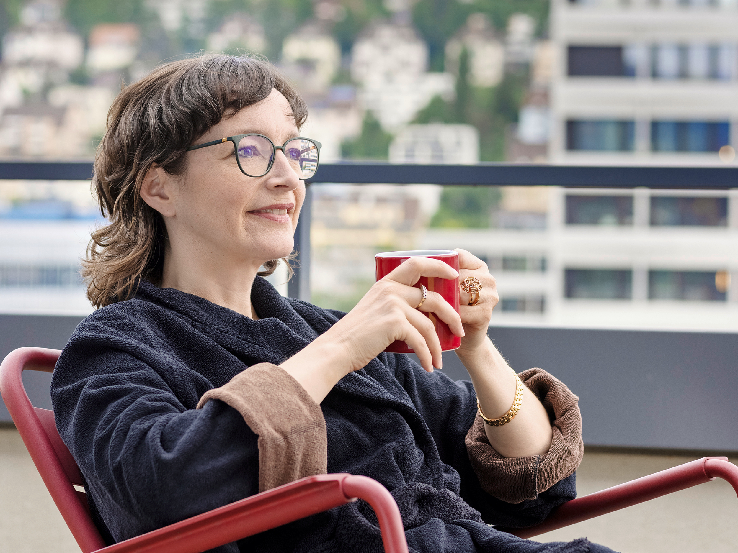 Sylvie Reinhard im Zimmer und dem Balkon des 25hours-Hotels in Zürich.