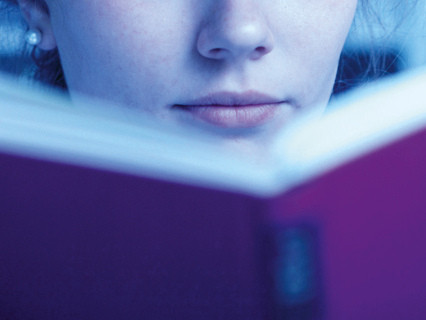 Junge Frau liest ein Buch
