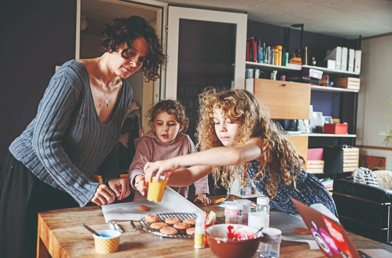 Elisabeth mit ihren Töchtern Morven und Charlotte beim Backen.