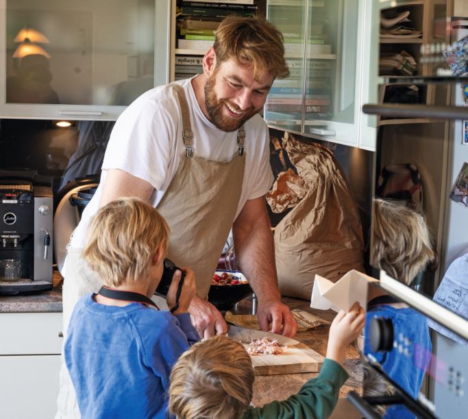 Kochen mit Papa Fabian – auch dafür ist seit dem Umzug mehr Zeit.
