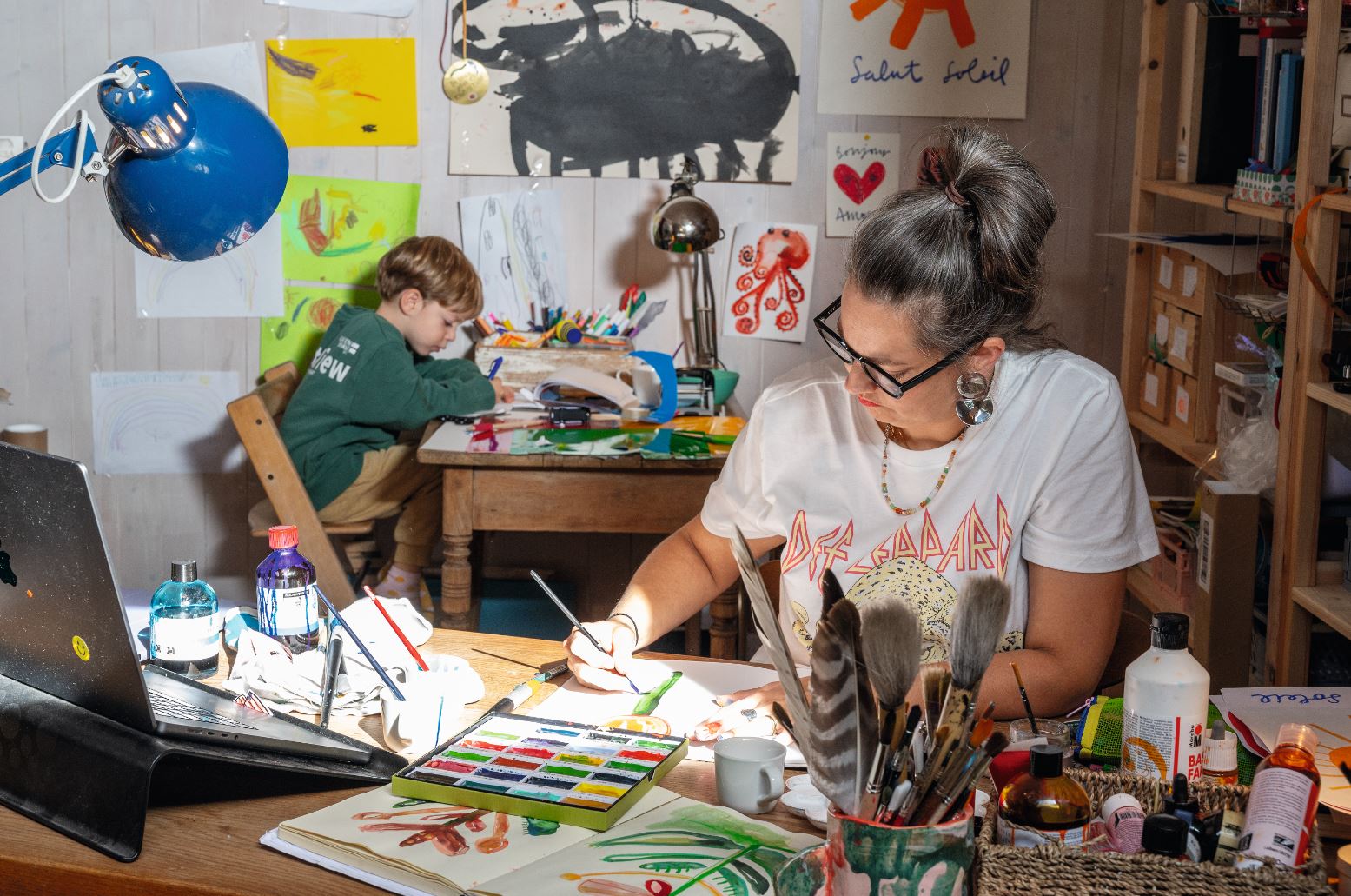 Gemeinsam kreativ: Kathrin und Luis im neuen Atelierzimmer in St.Luc.