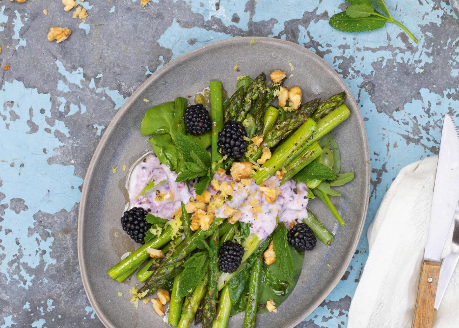 Spargelsalat mit beerigem Dressing