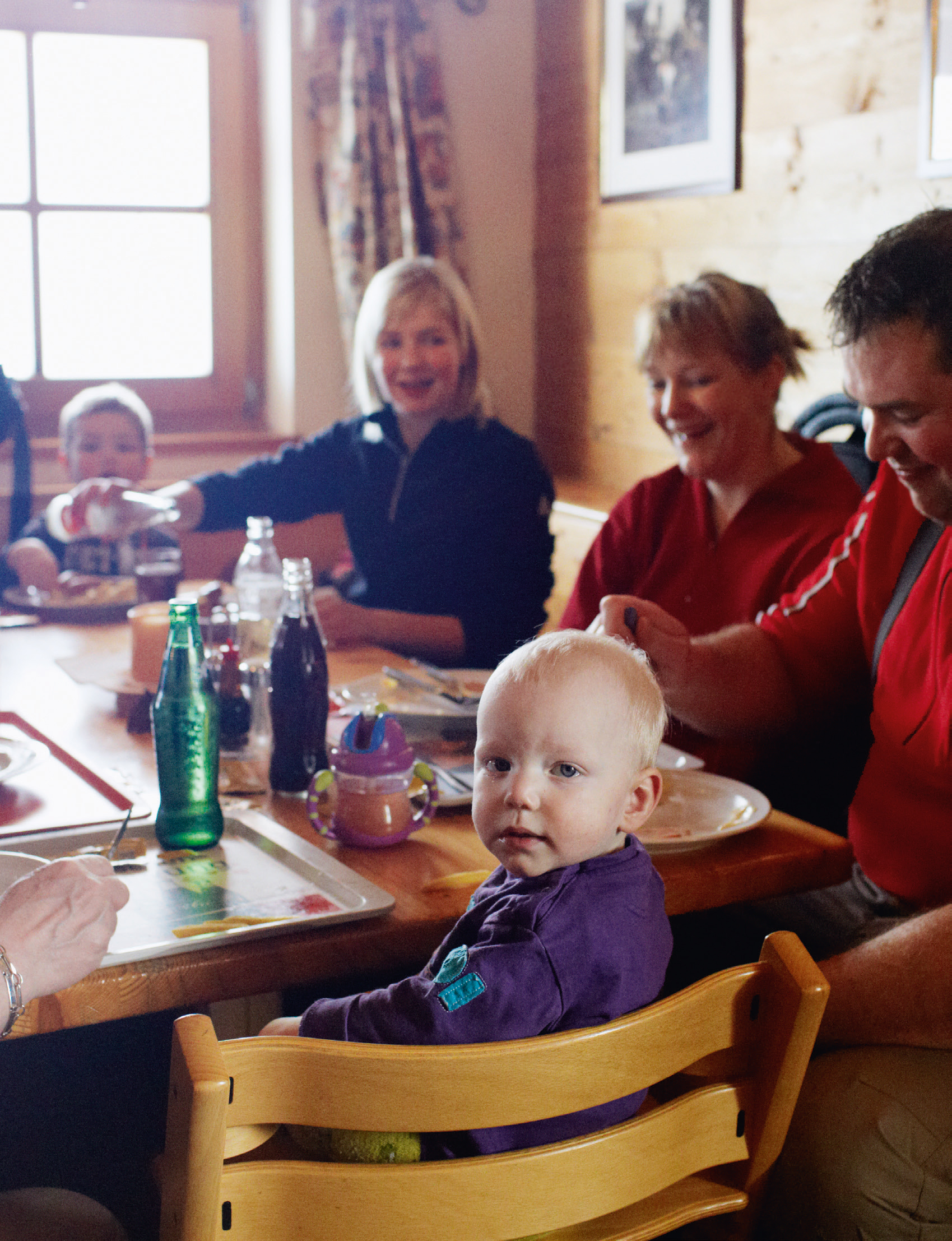 Familie isst gemütlich im Restaurant