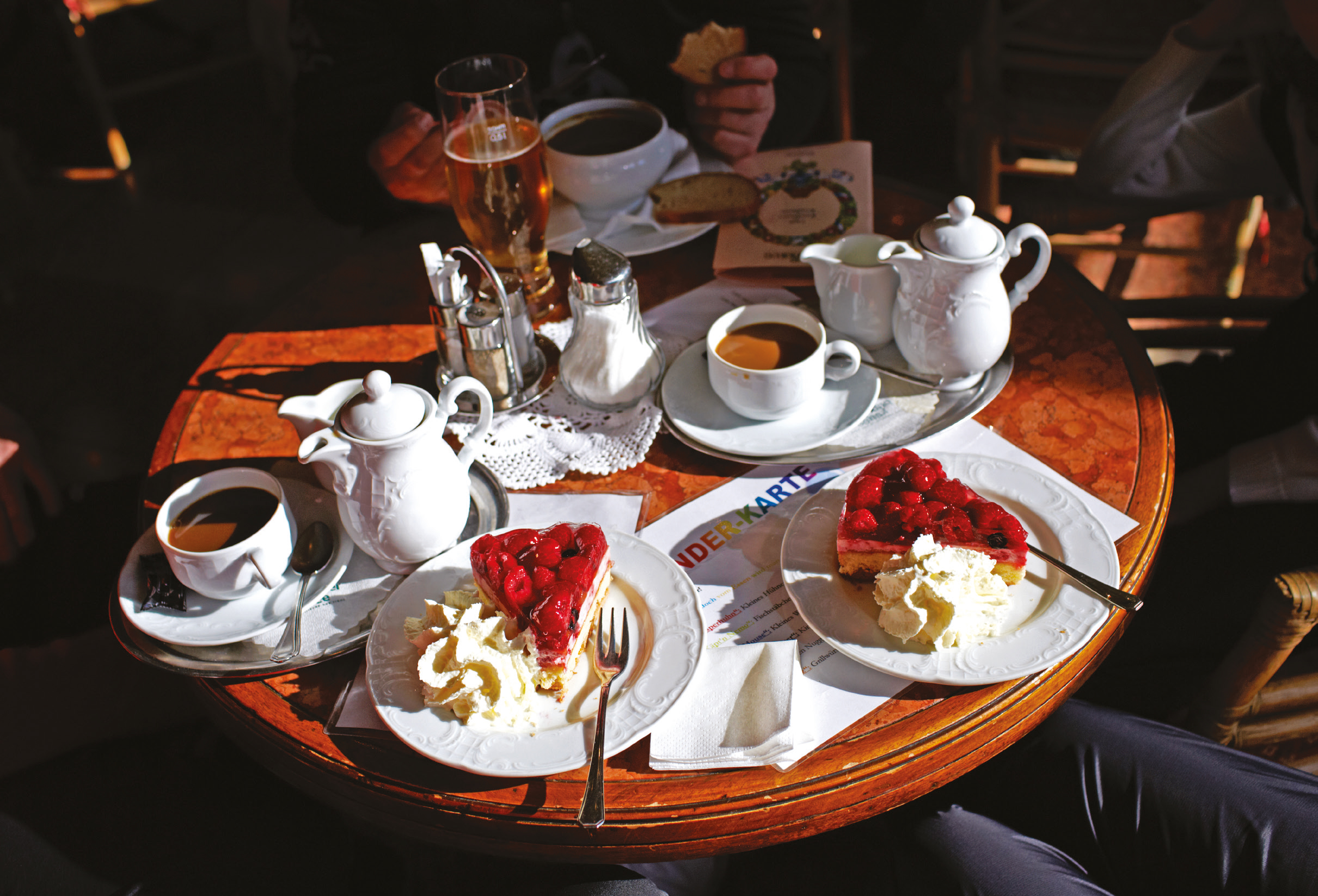 Kaffee und Kuchen im Gasthof Dorfkrug in Fulpes