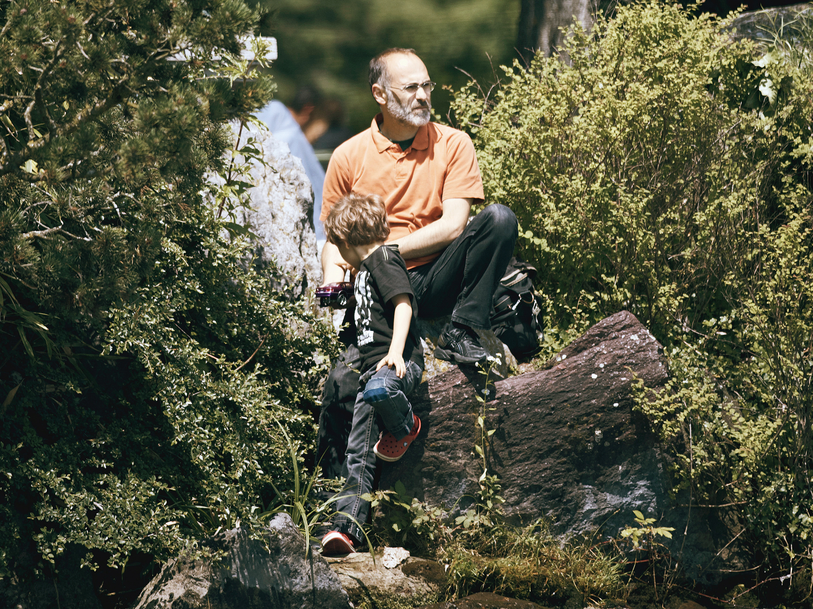 Mann mit Kind am Fluss