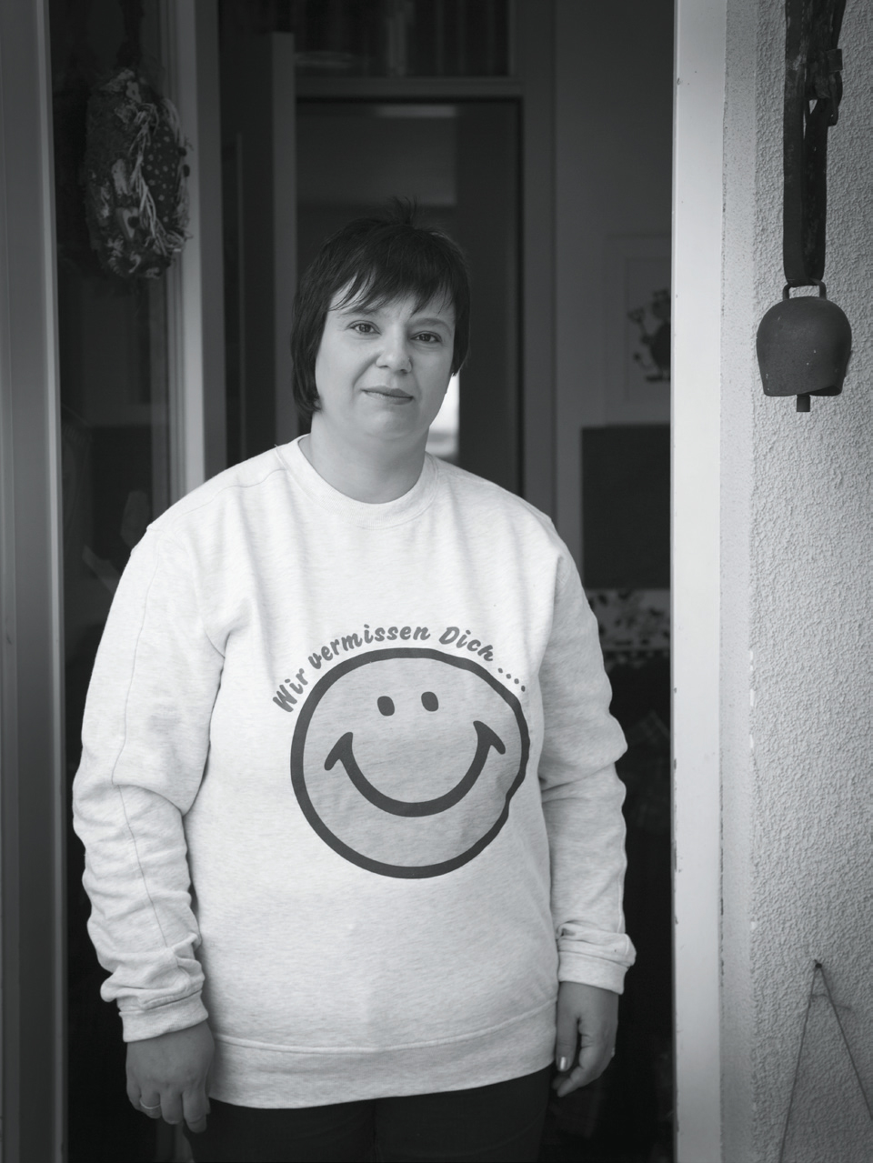 Yvonne trägt einen Pullover mit einem Smiley, Othmars Facebook Profilbild.