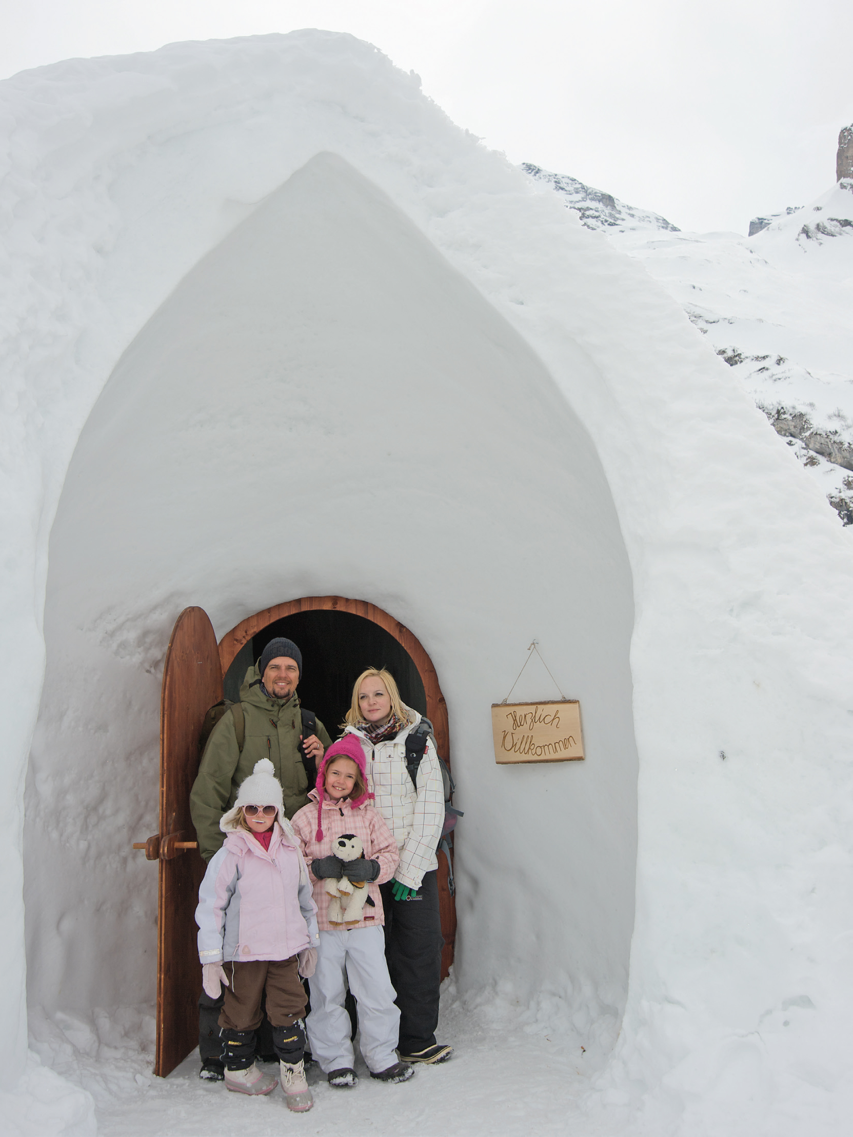 Familie Hidber vor dem Iglu
