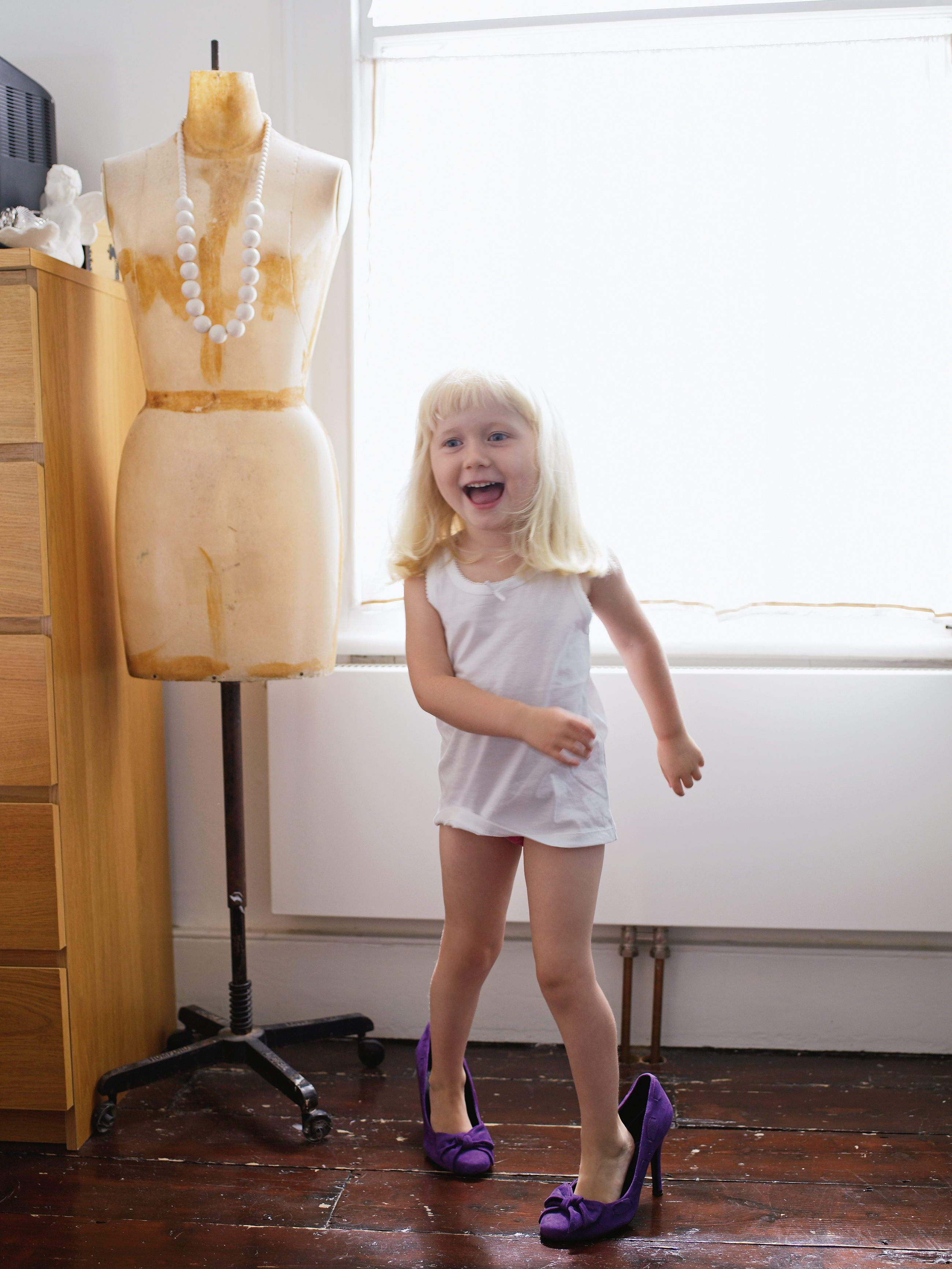 Mädchen probiert Mamas Schuhen