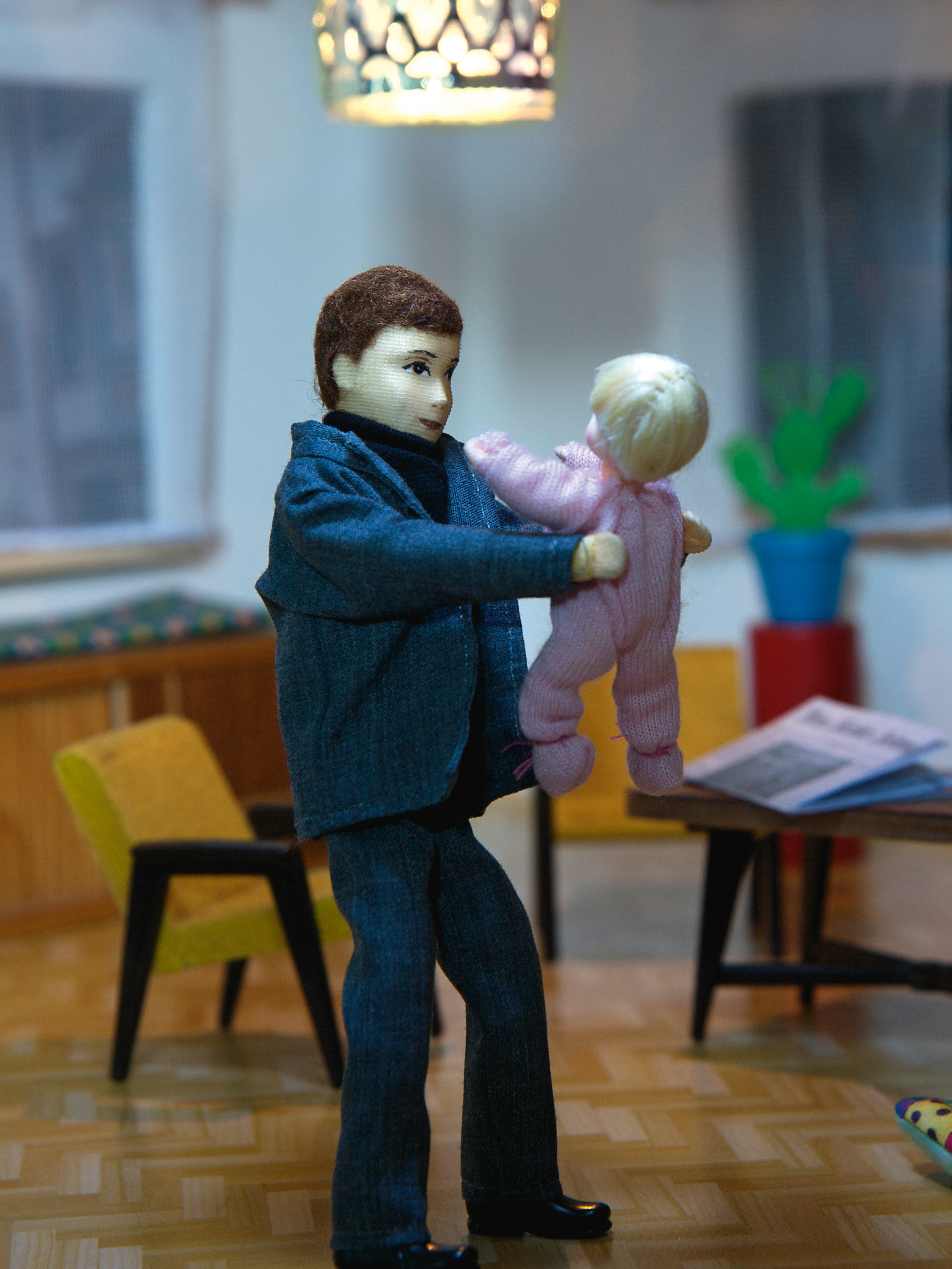 Diorama: Vater hält Baby in den Armen