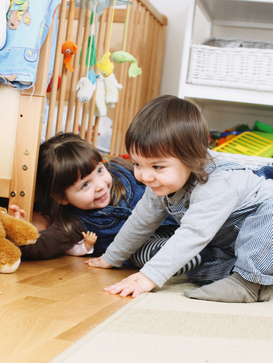 Geschwister spielen miteinander im Kinderzimmer
