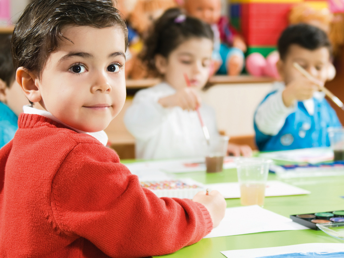 Kind malt ein Bild im Kindergarten