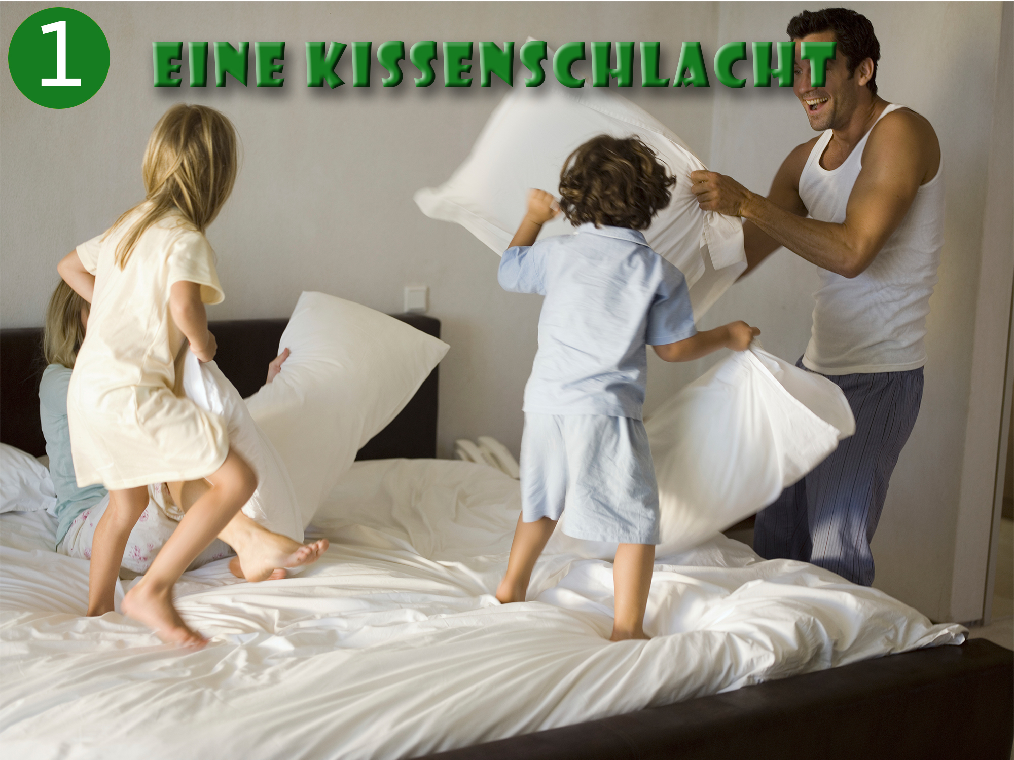 Eine Familie macht eine Kissenschlacht