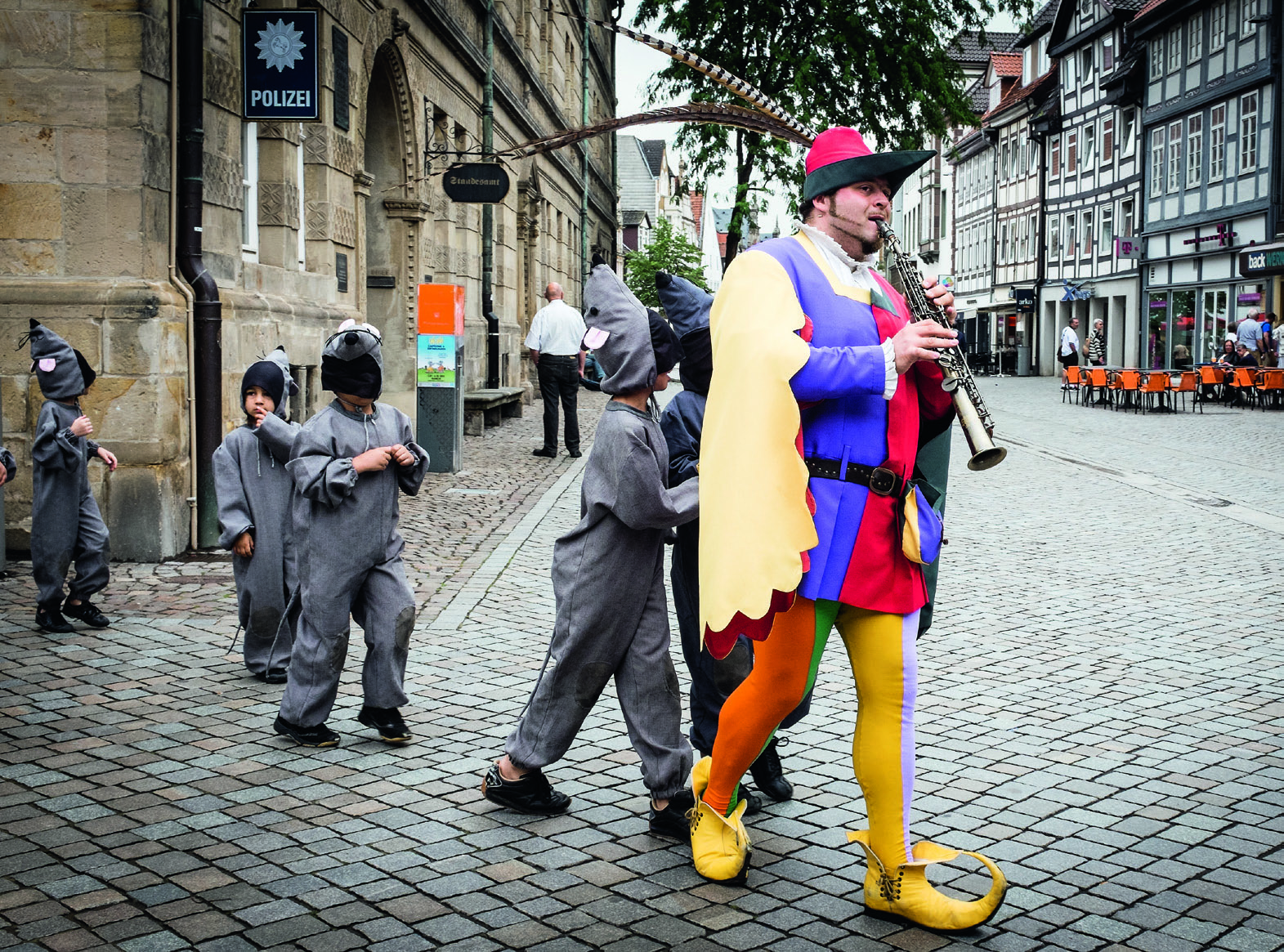 Verkleidete Personen in einer Stadt
