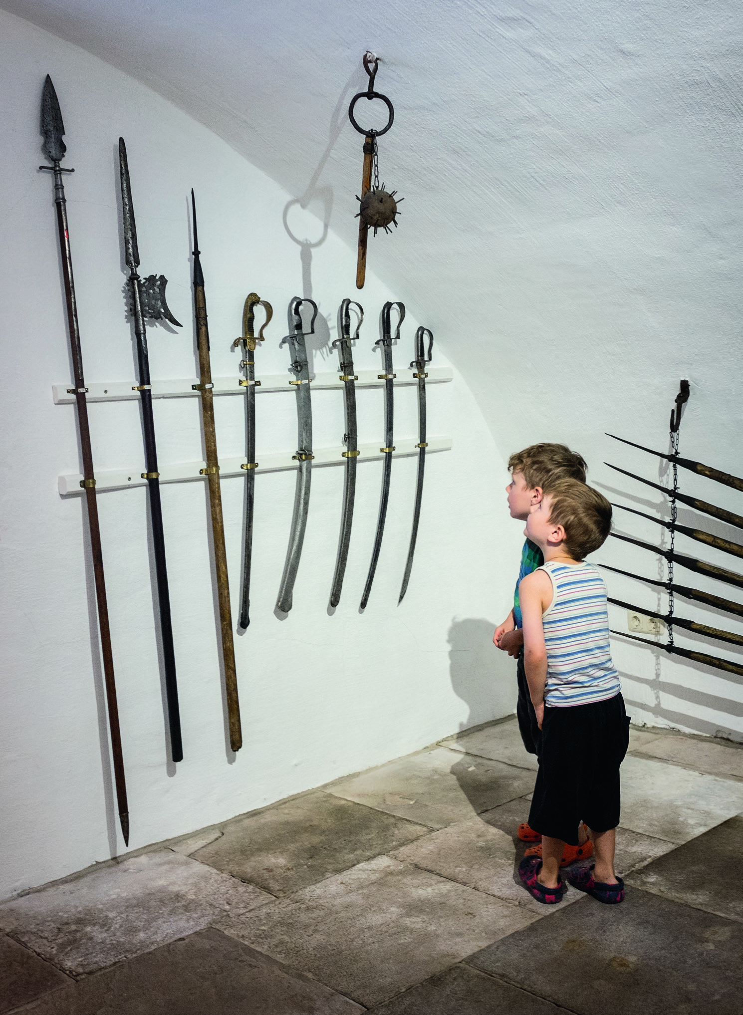 Jungs im Museum