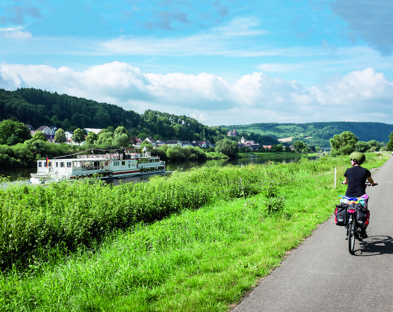 Velofahrerin auf einer Strasse