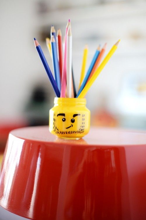 Farbstifte im Legokopf
