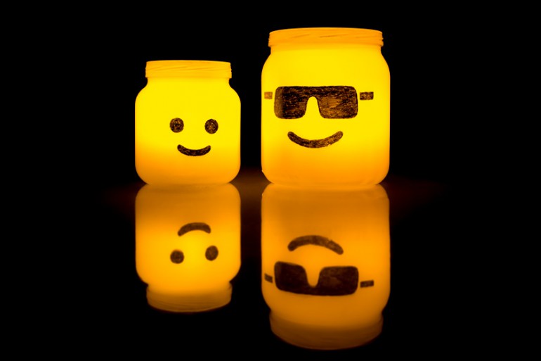 Bemaltes Glas mit Lämpchen wird zum Nachtlicht