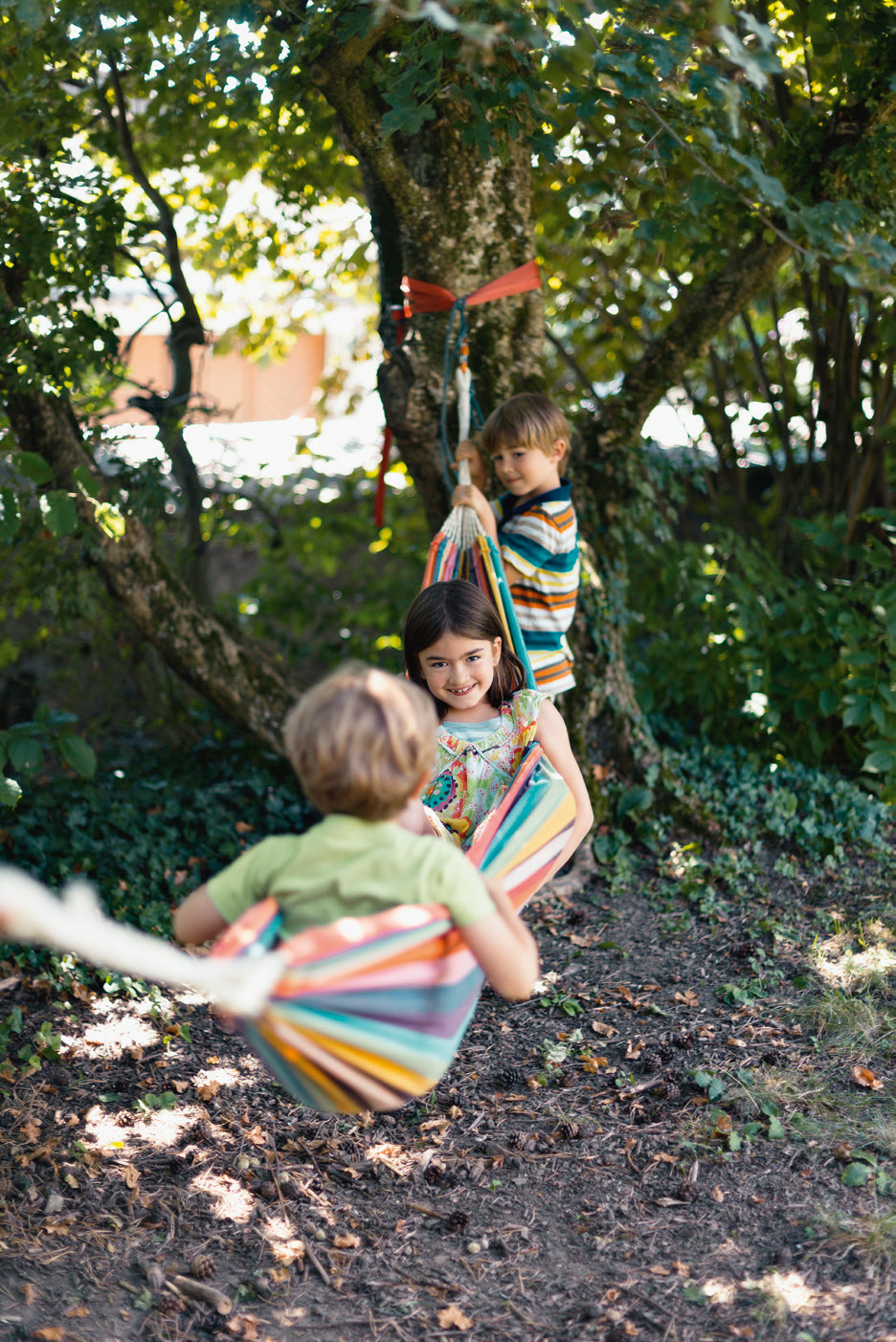 Die Kinder spielen im Garten