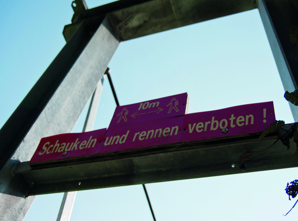 Warnschild bei der Hängebrücke