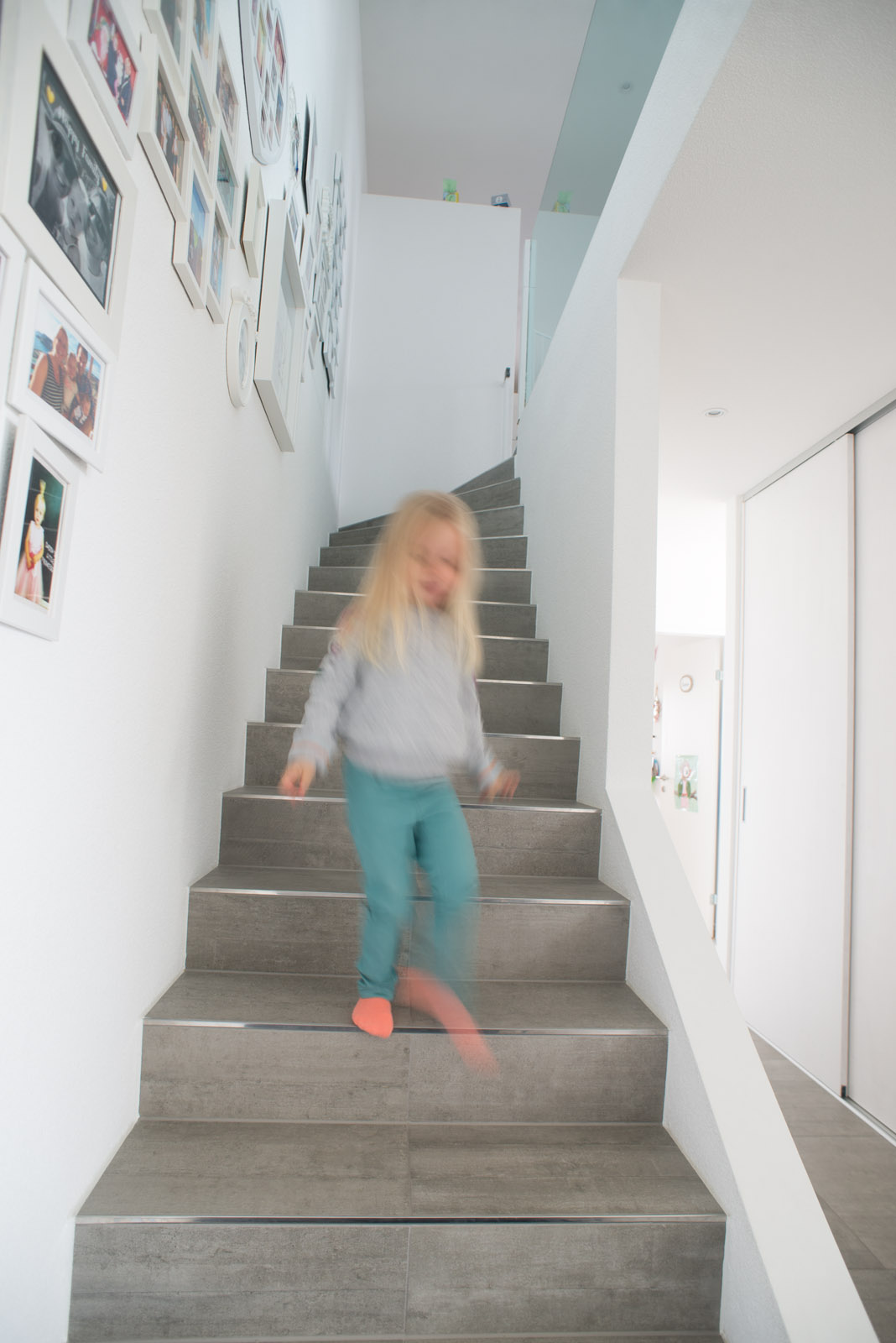 Kind spielt auf der Treppe