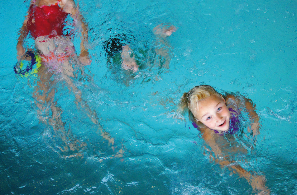 Kinder im Schwimmbad