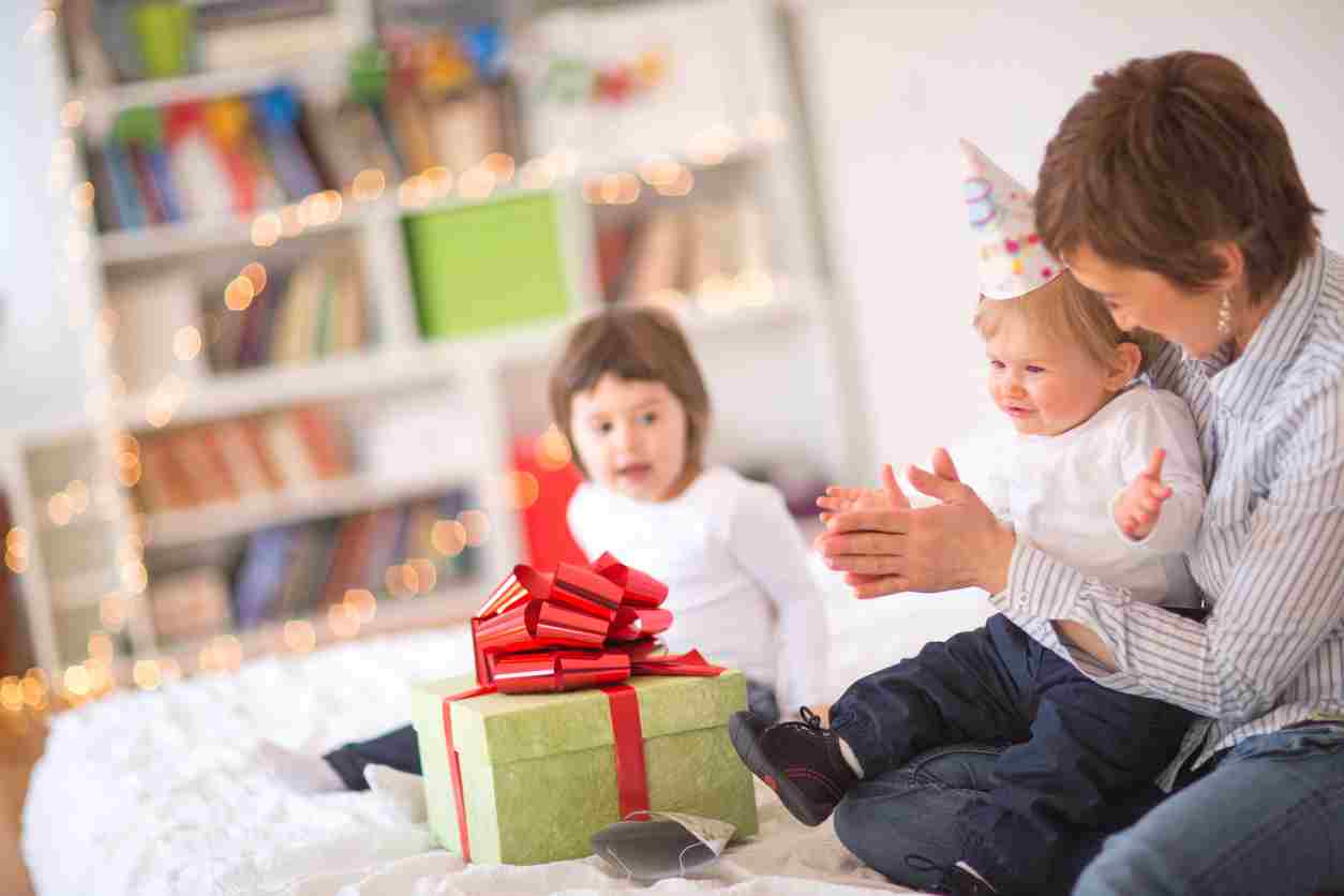 Kleinkind erhält Geschenk