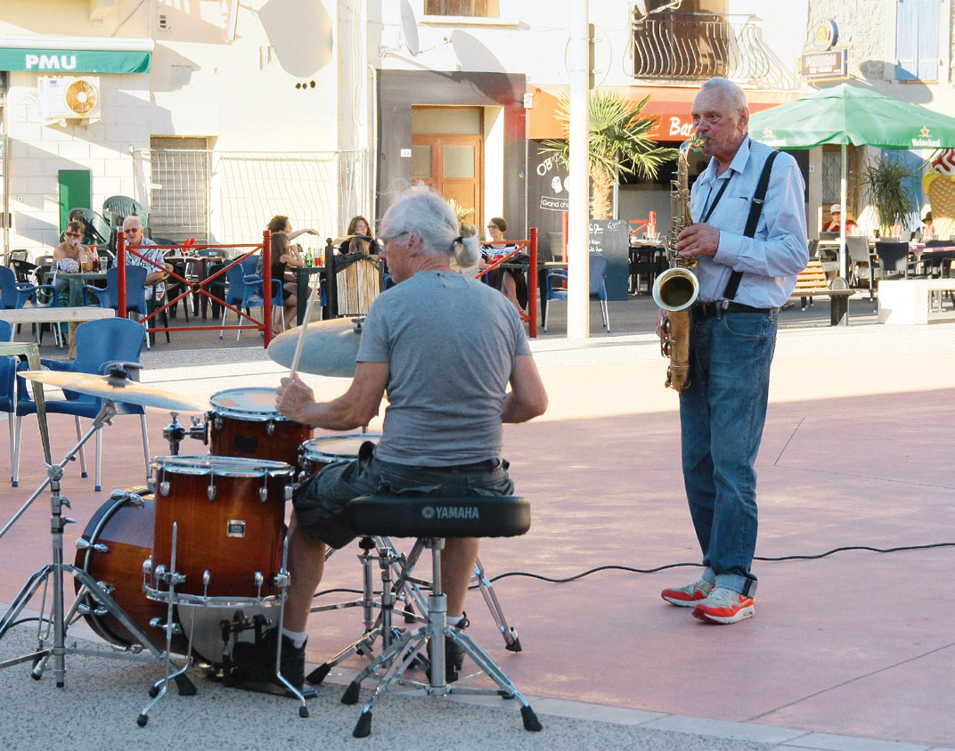 Bald tanzen viele Menschen zur Livemusik und wir verbringen einen unvergesslichen Abend in Port-la-Nouvelle.