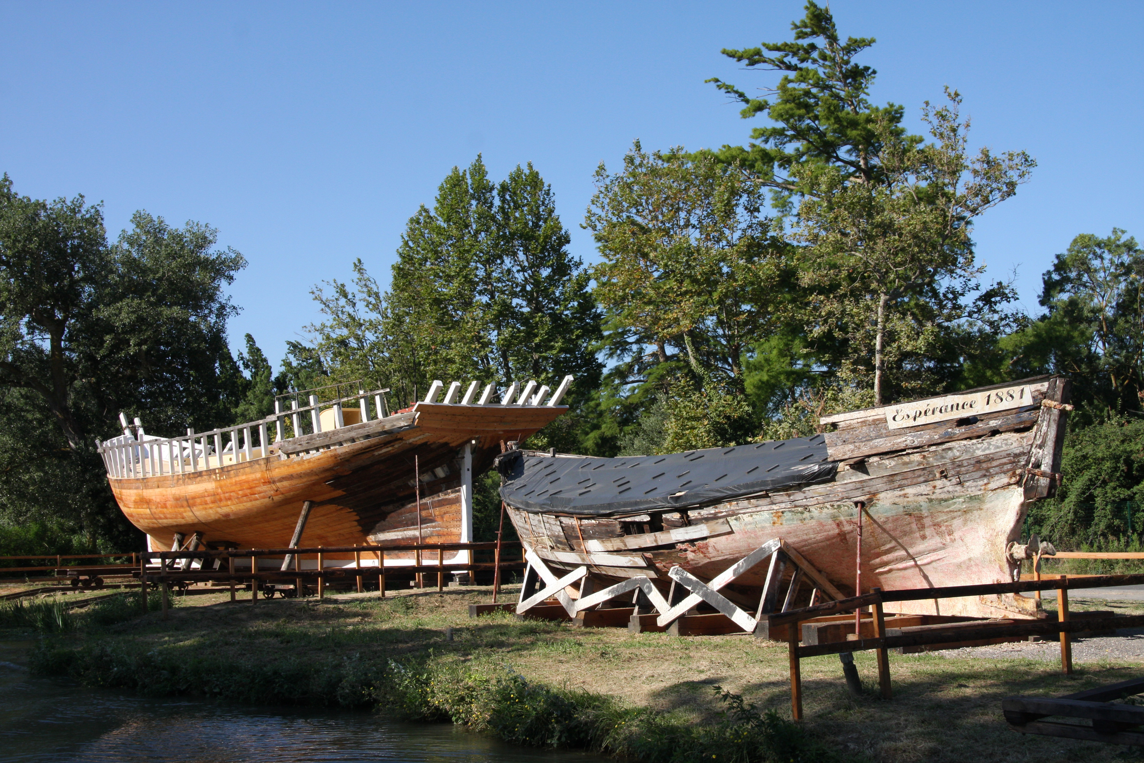 Altes und neues Hausboot