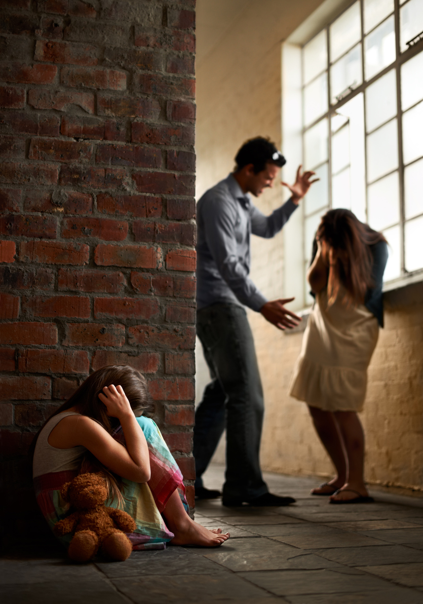 Mann schlägt Mutter, Kind sitzt in der Nähe