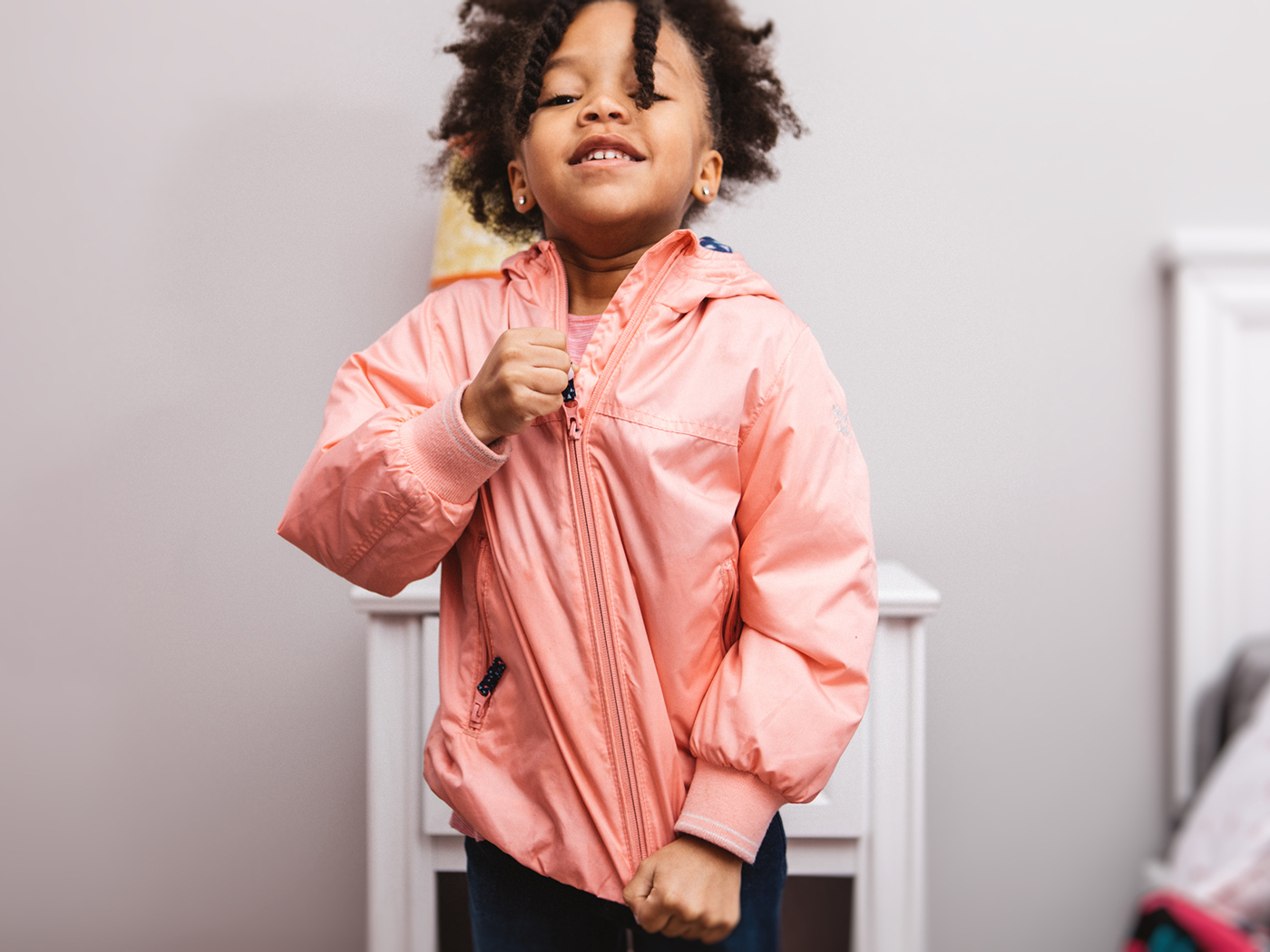 Kind zieht Jacke an