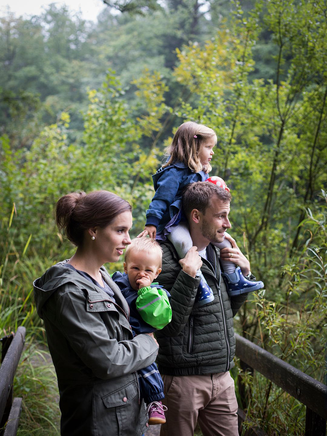 karrer familie schaut auf see