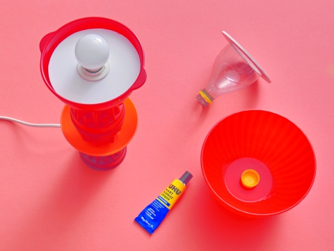 Kreis mit Fassung in die Plastikschale kleben. Ring an die PET-Flasche und den PET-Flaschendeckel mittig innen an die Schale, die als Lampenschirm dient, kleben.