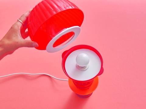 PET-Flasche an den Deckel schrauben und über die Glühbirne stülpen. Die Lampenschirm-Plastikschale leuchtet besonders schön, wenn der Plastik nicht zu dick ist.