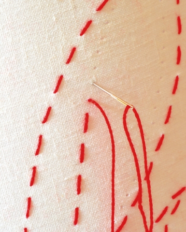Vorlage entfernen und mit einer dünneren Sticknadel und Garn Motiv nachstechen (Garn im Schirminnern verknüpfen).