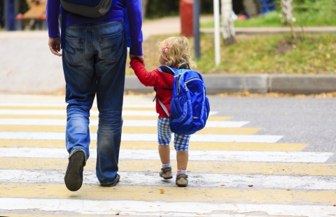 Kind mit Vater auf einer Strassenkreuzung