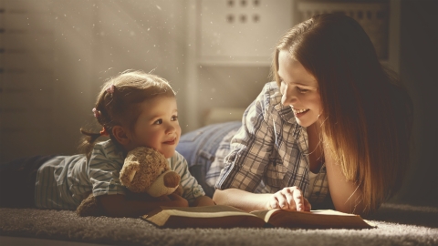 Mutter mit kleiner Tochter