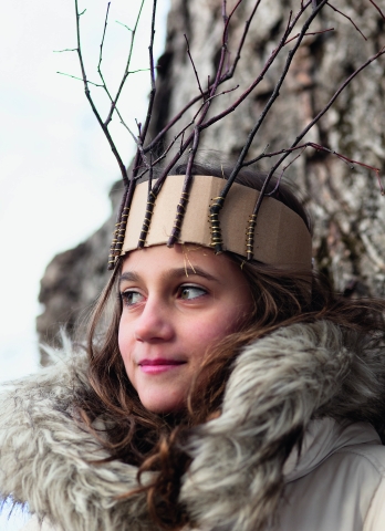 Mädchen mit Baumschmuck in den Haaren