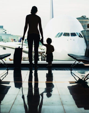Mutter mit Kind am Flughafen