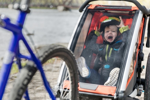 Kind im Veloanhänger weint