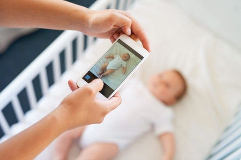 Frau fotografiert Baby für Social-Media-Post. 